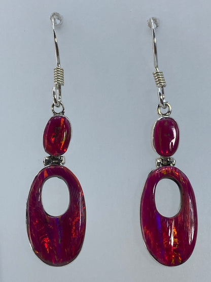 Par de aretes de plata 950 con ópalo de fuego rosa, en gancho pulido, vista frontal