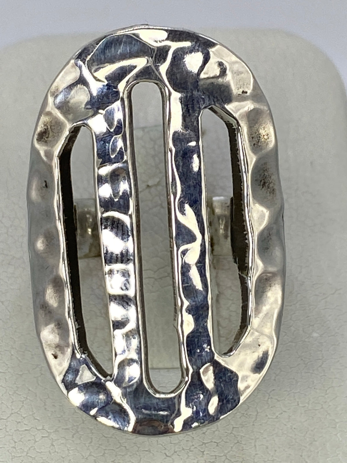 Anillo de plata cartoneado con diseño geométrico calado en talla 5