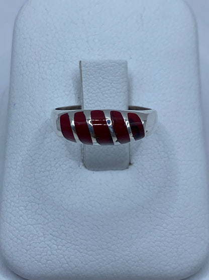 Anillo de plata 925 con coral rojo engastado, visto de frente sobre fondo blanco