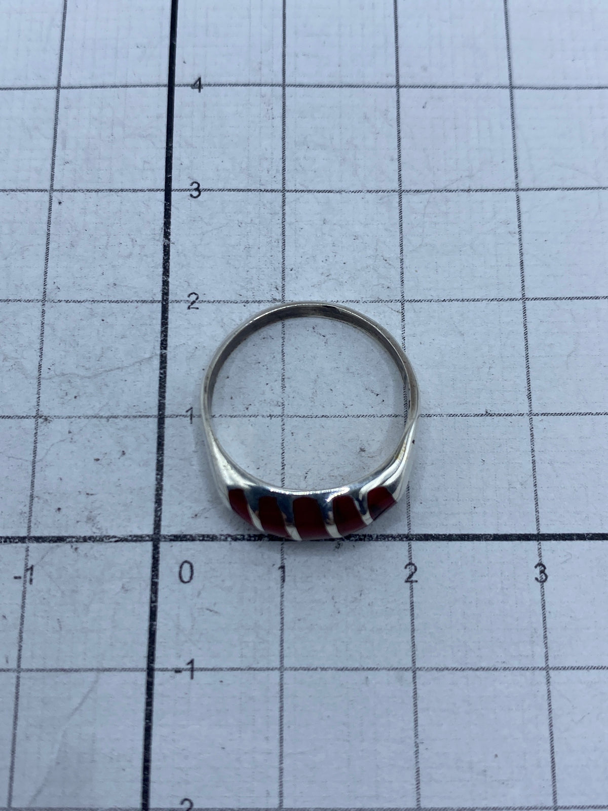 Reverso del anillo de plata mostrando el sello 925 y acabado pulido