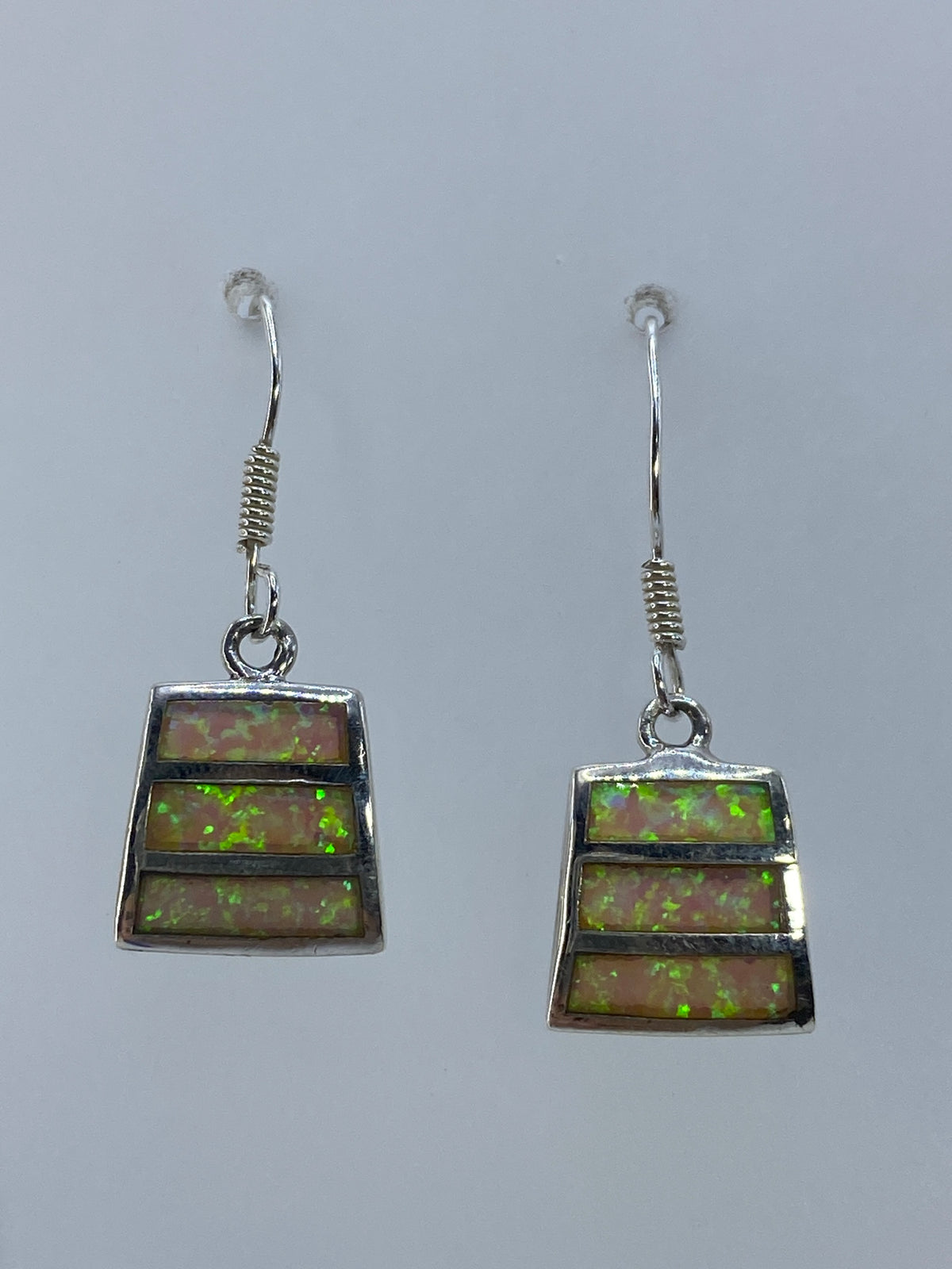 Detalle del ópalo de fuego mostrando sus destellos verdes en la luz