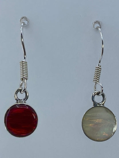 Detalle del engaste en plata 950 del ópalo de fuego multicolor