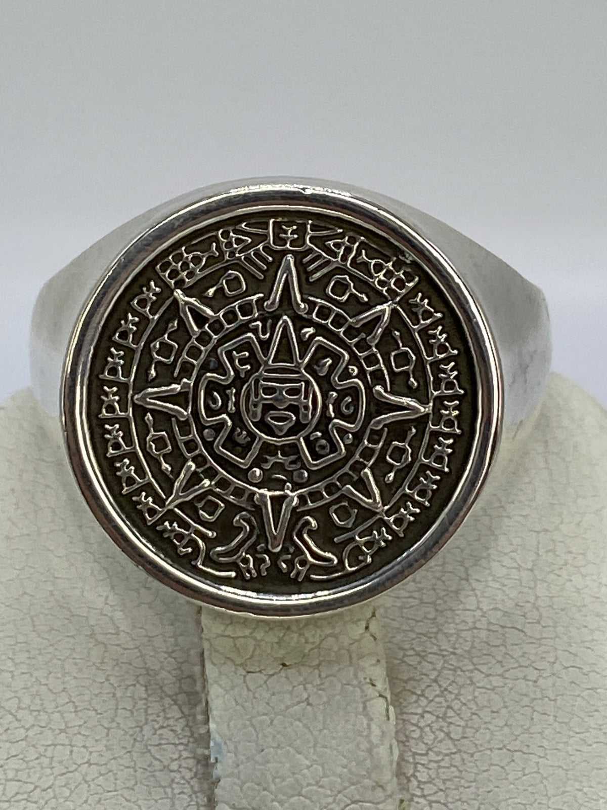 Anillo Calendario Azteca de plata 950 en repujado artesanal, vista frontal
