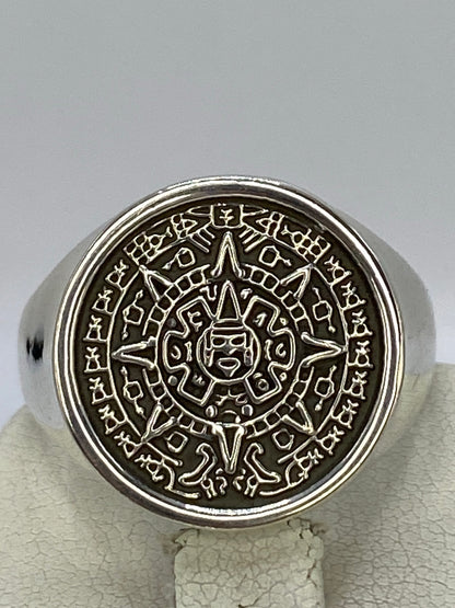 Anillo Calendario Azteca de plata .950 en la mano mostrando peso y presencia
