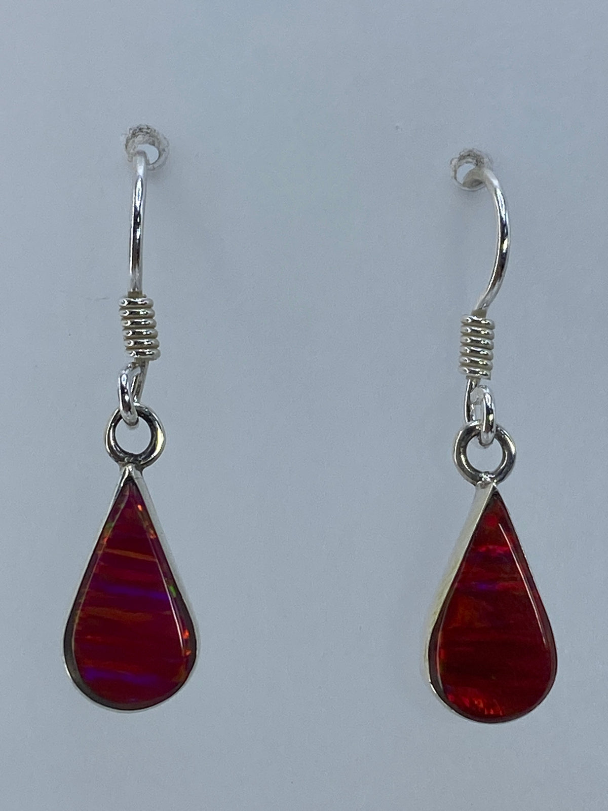 Aretes de plata 950 con ópalo de fuego rosa, vista frontal del par