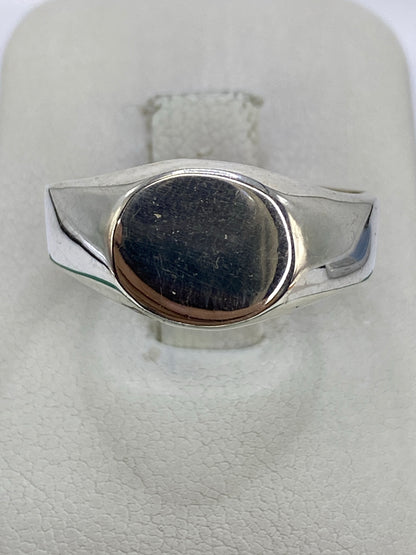 Anillo de plata 925 repujado a mano, visto de frente en dedo de mujer