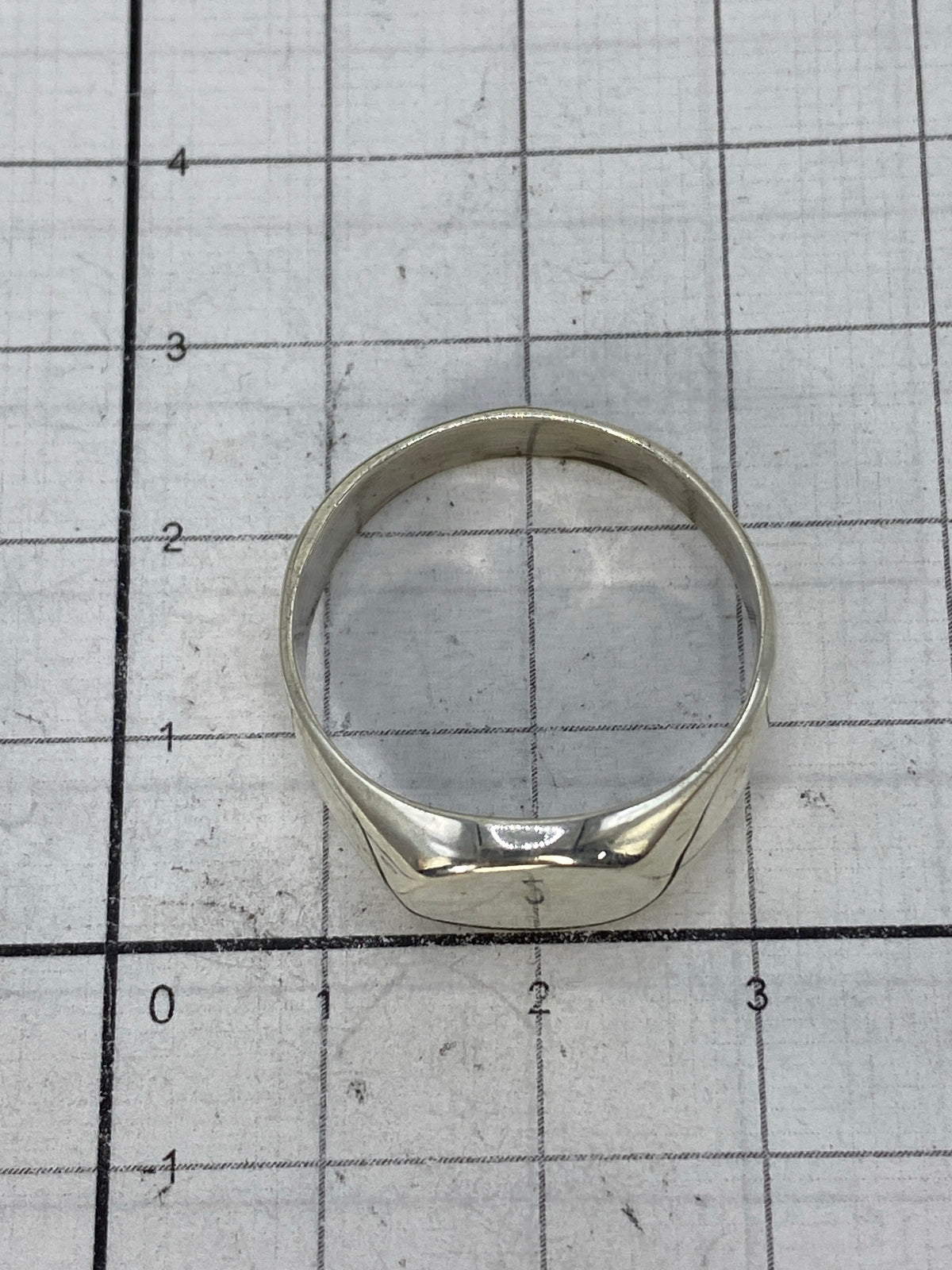 Anillo sobre fondo blanco, imagen de escala con regla