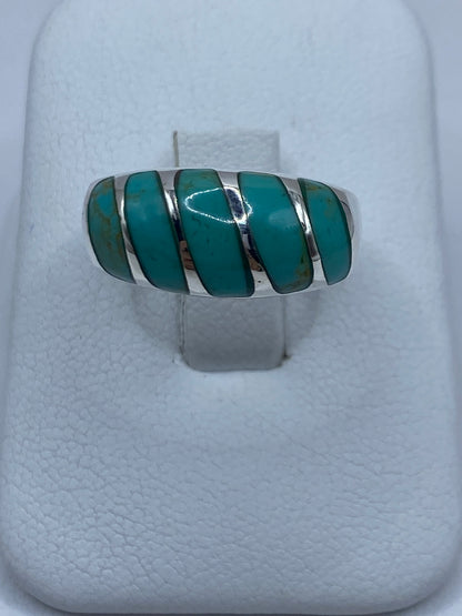 Anillo de plata con turquesa azul cielo en franjas geométricas, visto desde arriba