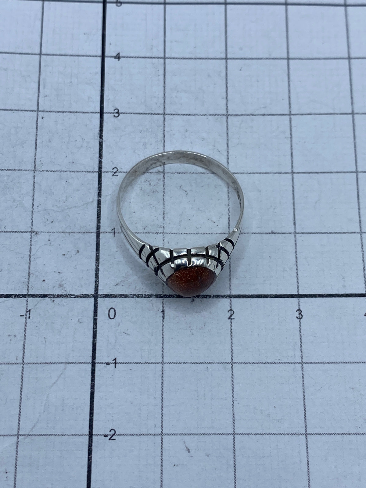 Anillo de plata 925 puesto en dedo, mostrando el tamaño y brillo de la piedra