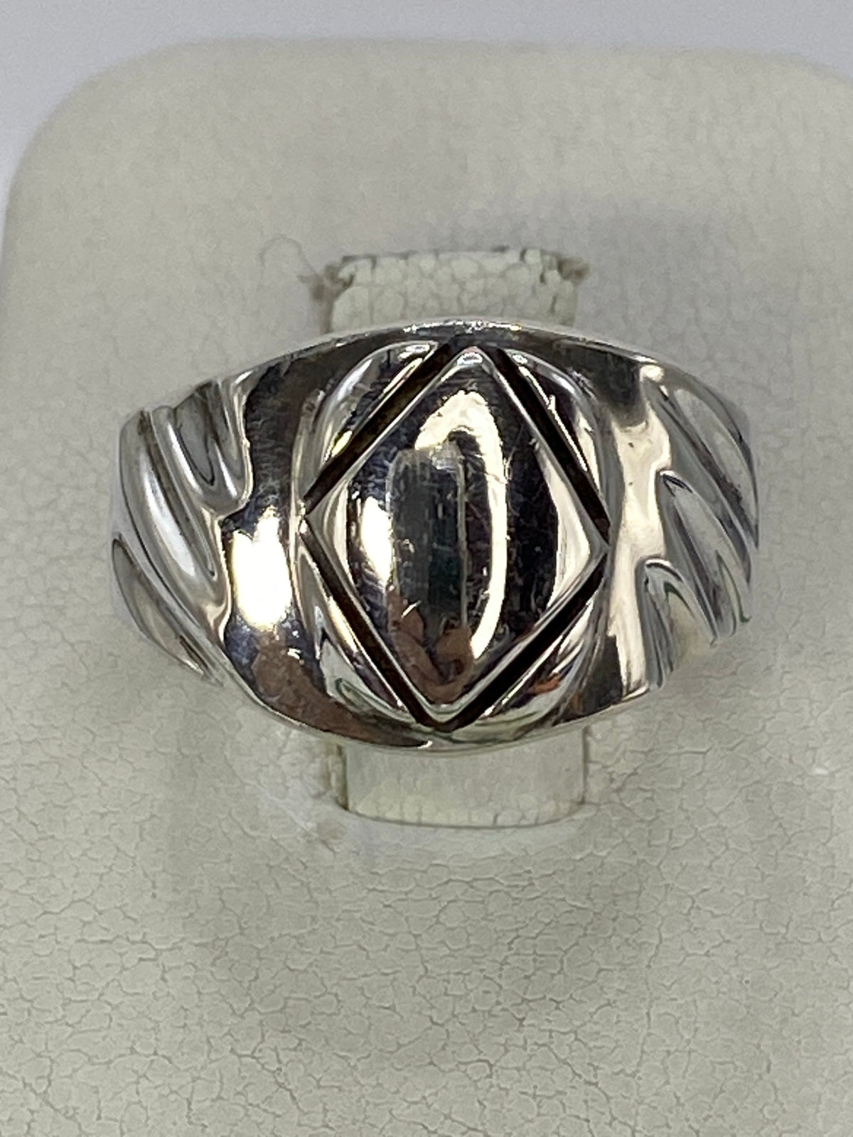 Anillo de plata cartoneado 925 de frente, mostrando el volumen 3D en acabado pulido