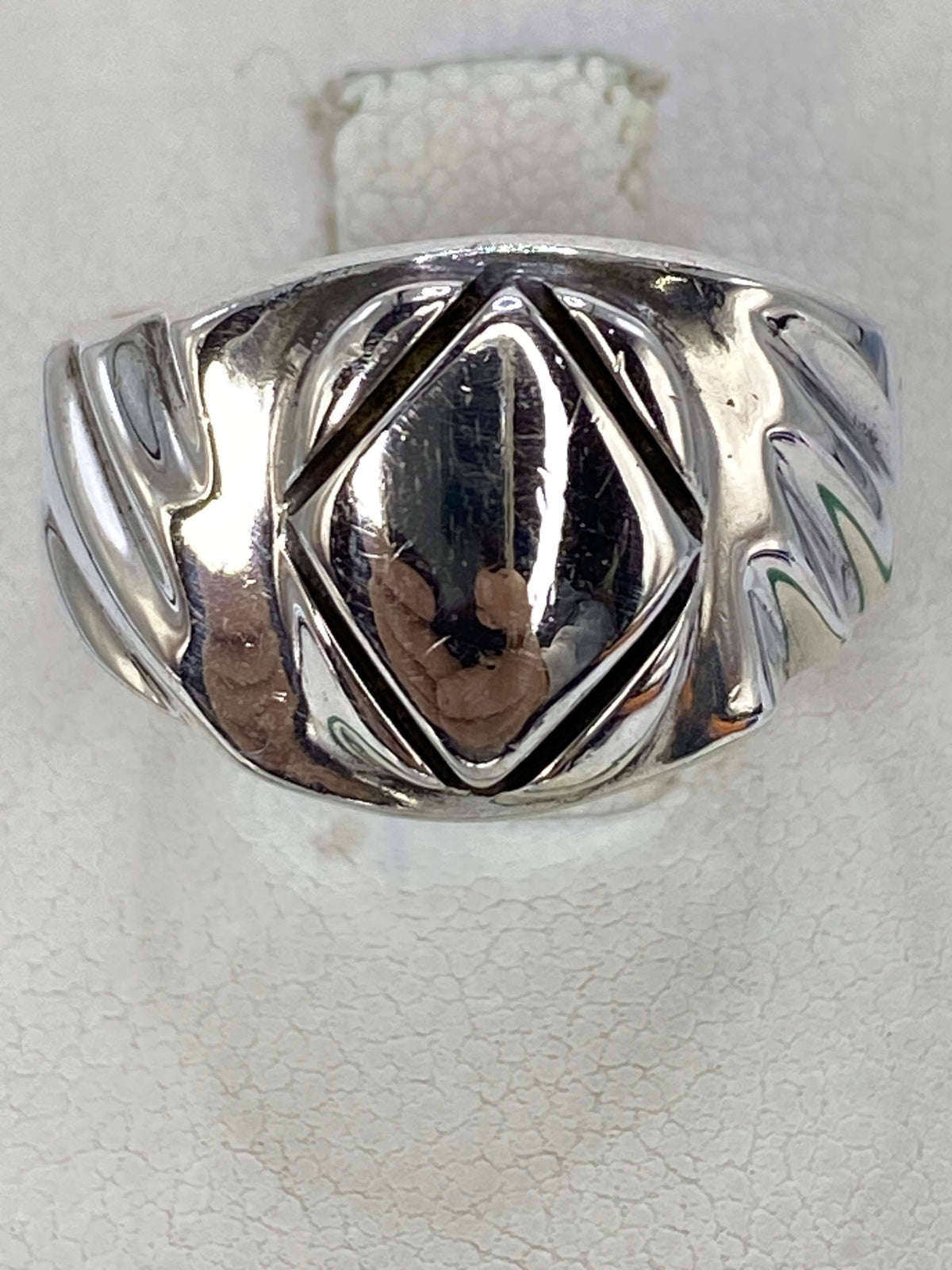 Anillo de plata en la mano de una mujer, mostrando cómo se ve puesto