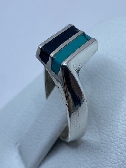Anillo puesto en dedo, detalle del engaste de piedra a mano