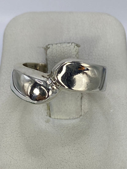 Anillo de plata cartoneado pulido en la mano de una mujer