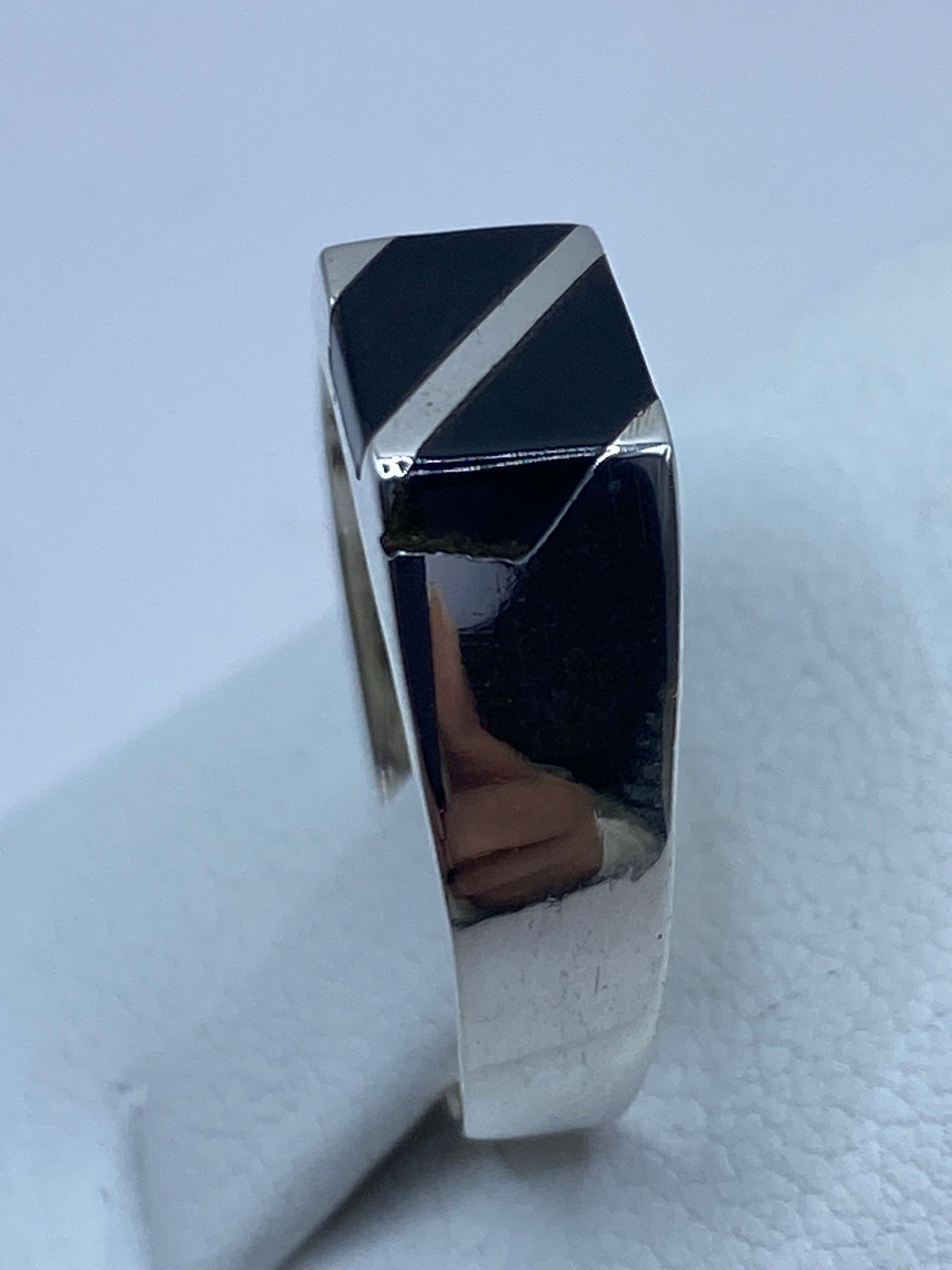 Anillo puesto en dedo, mostrando el brillo profundo del ónix negro