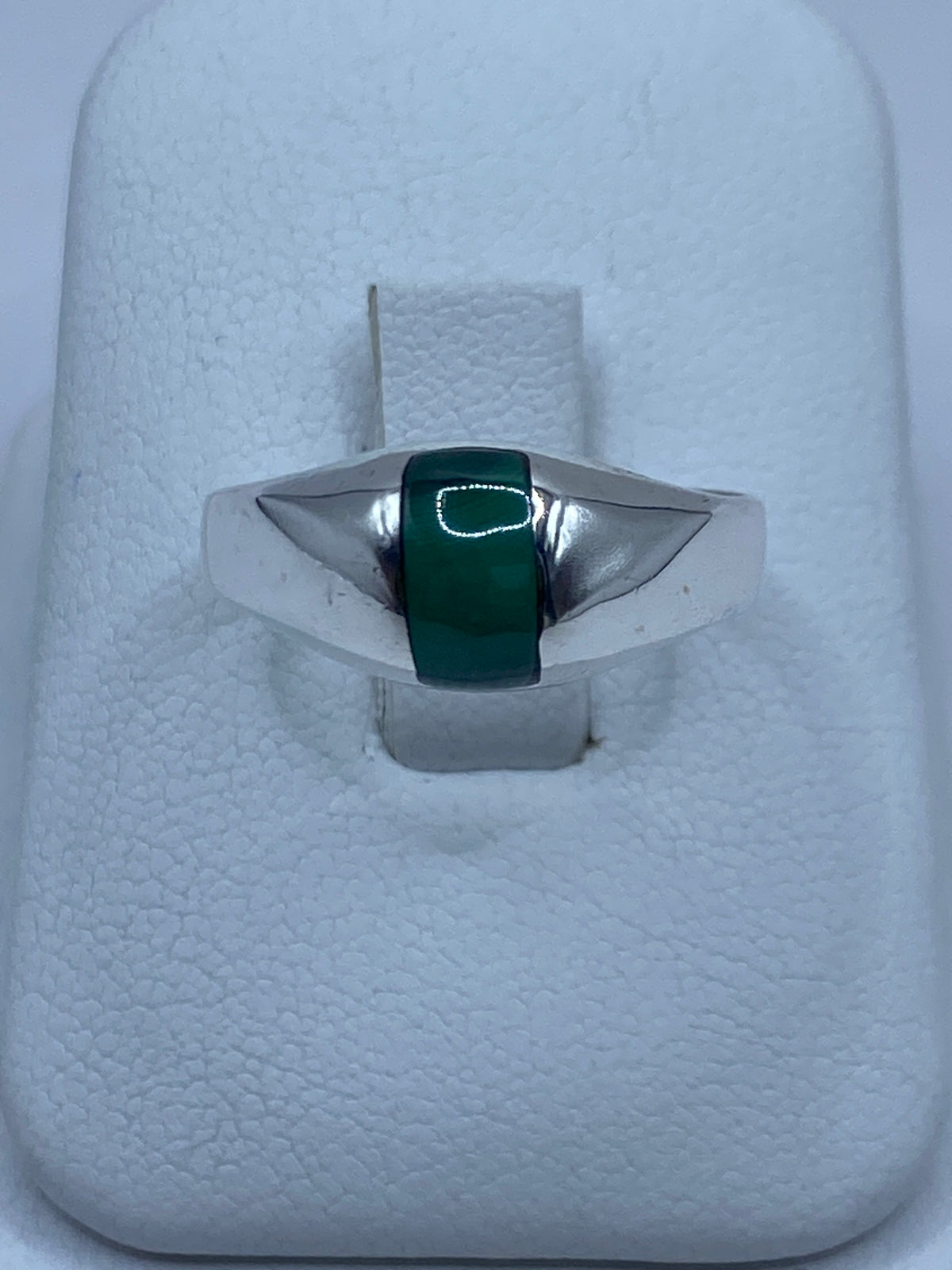 Anillo de plata 925 con malaquita verde sobre fondo blanco