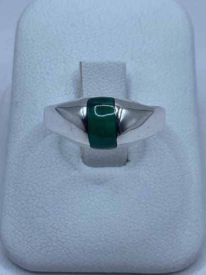 Anillo de plata 925 con malaquita verde sobre fondo blanco