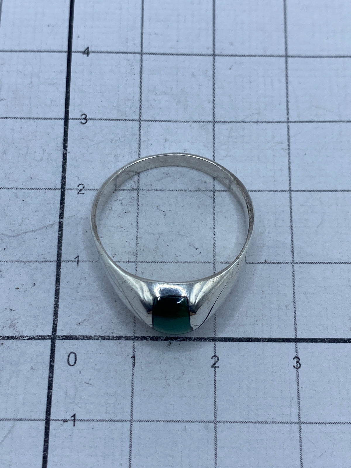 Vista lateral del anillo con sello 925 visible