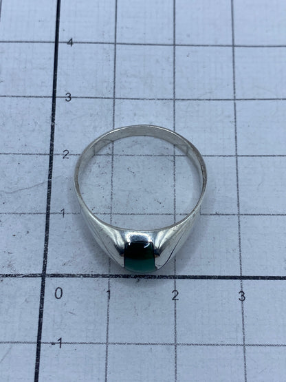 Vista lateral del anillo con sello 925 visible