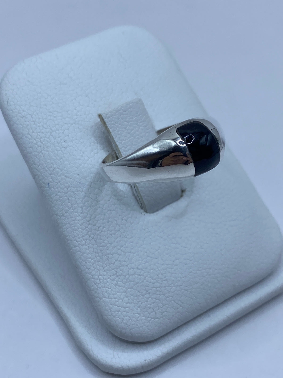 Anillo de ónix en la mano, talla 8, acabado pulido de plata