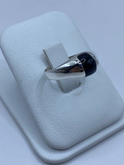 Anillo de ónix en la mano, talla 8, acabado pulido de plata