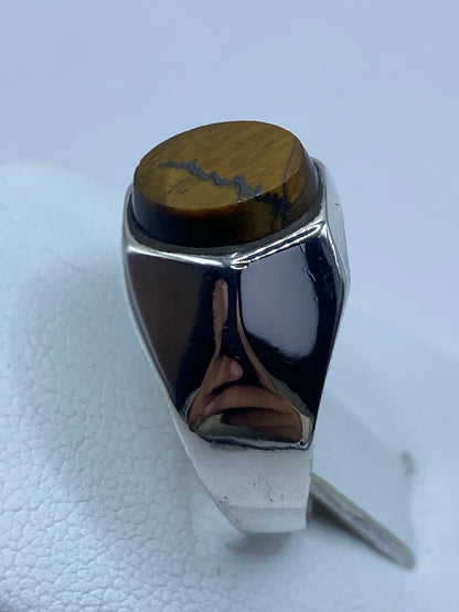 Anillo en la mano mostrando el peso y presencia de la pieza