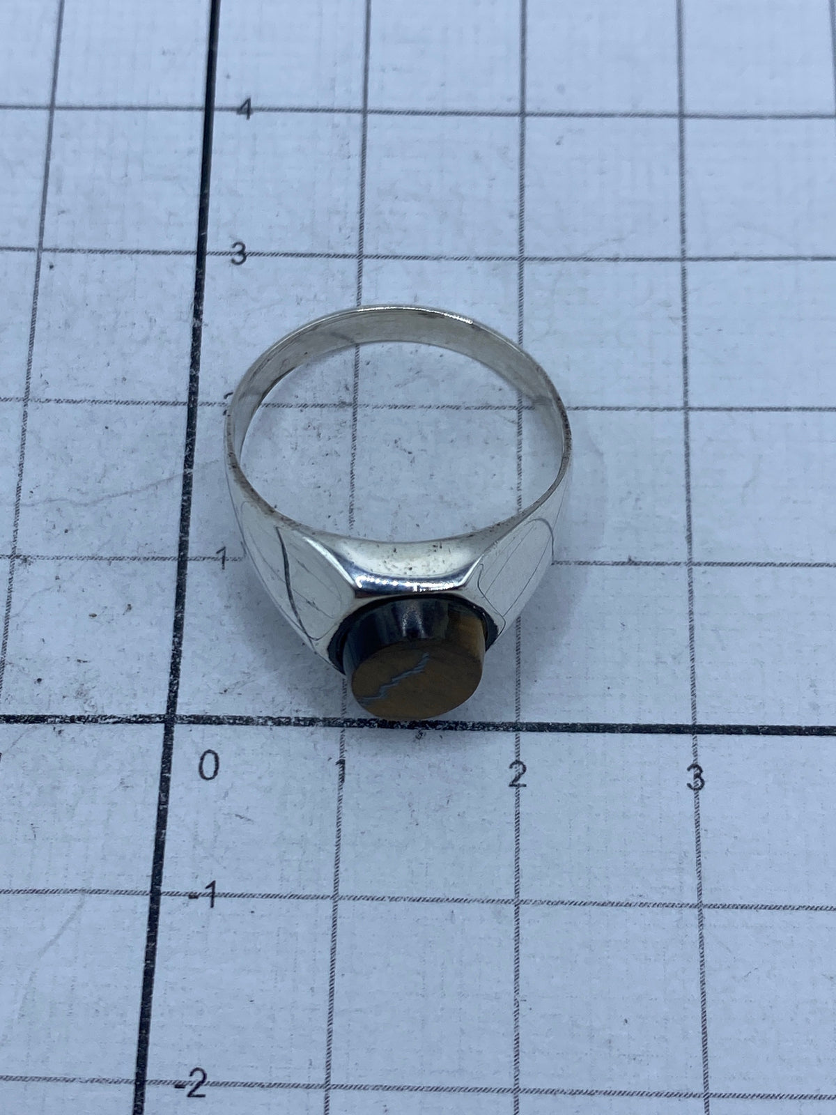 Anillo sobre fondo blanco con el sello 925 visible en la banda