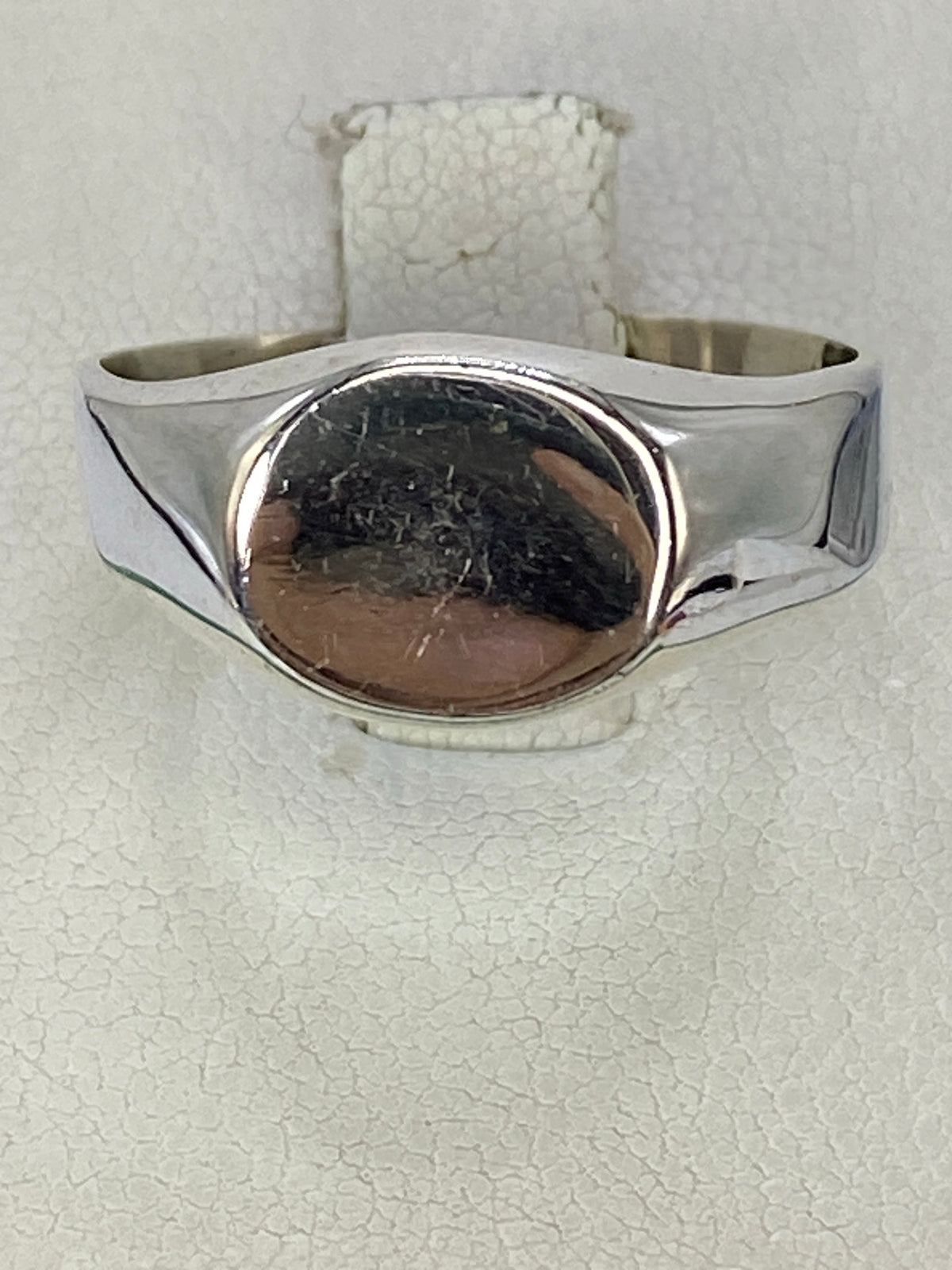 Anillo de plata 925 con repujado solitario en la mano de una mujer