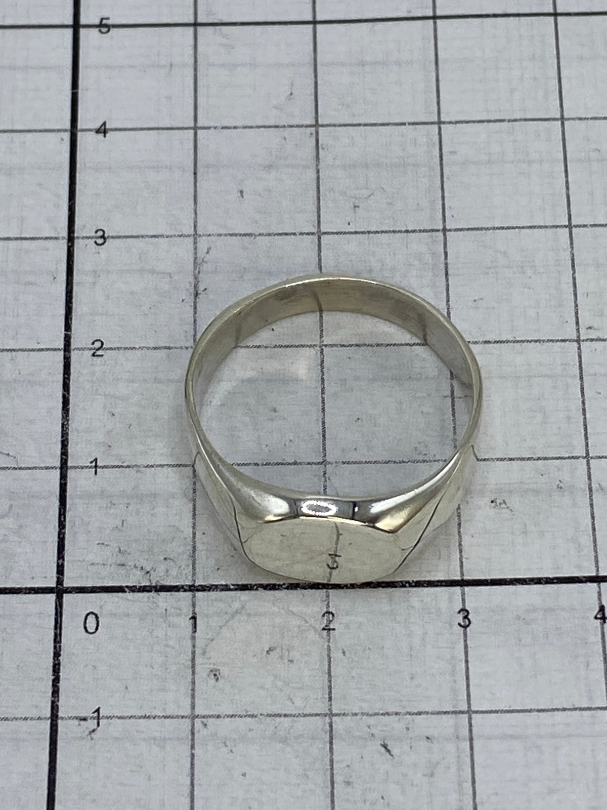 Anillo sobre fondo blanco con el Quinto 925 visible en el interior