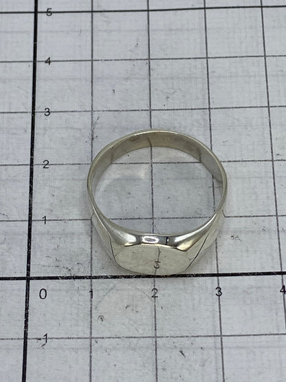 Anillo sobre fondo blanco con el Quinto 925 visible en el interior