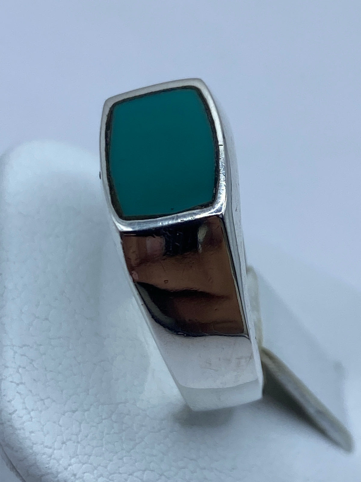 Anillo de turquesa azul en plata 925 puesto en la mano, talla 9