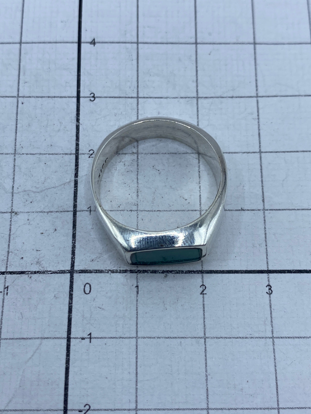 Detalle de la turquesa azul y el Quinto 925 en el interior del anillo
