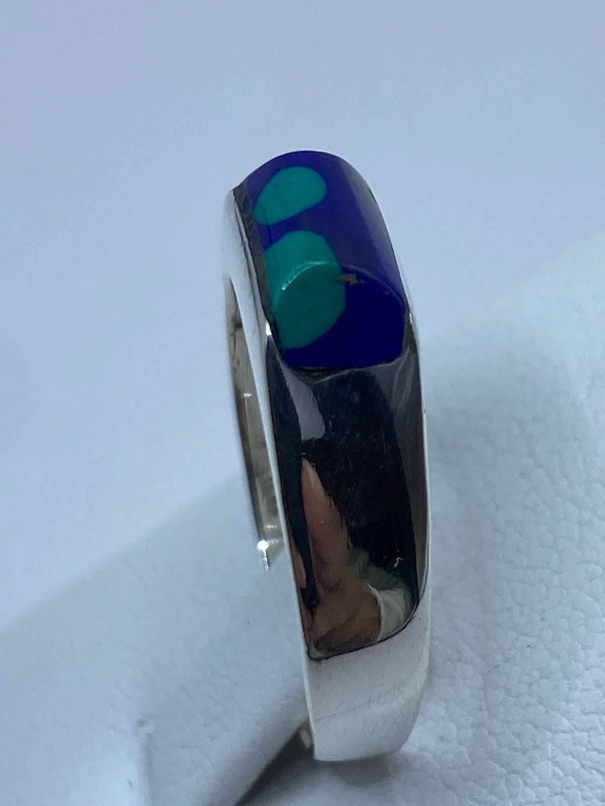 Detalle lateral del anillo de plata Taxco con piedra azul