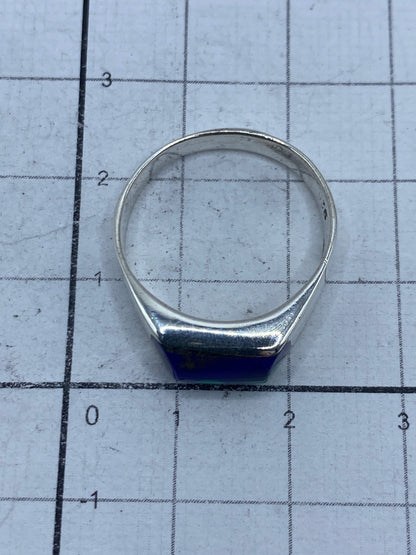 Anillo en la mano mostrando el brillo de la plata y piedra combinadas