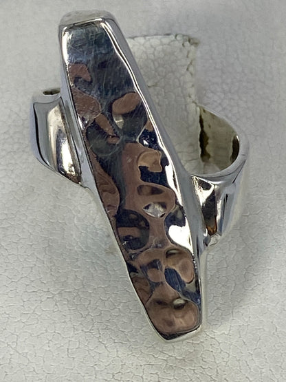 Anillo sobre mano mostrando cómo la luz juega en el relieve geométrico