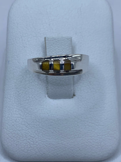 Anillo de plata con ojo de tigre café engastado en las manos