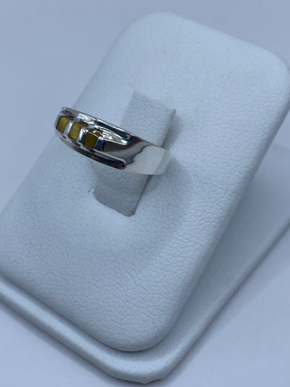 Detalle frontal del anillo mostrando la gema de ojo de tigre con destellos luminosos