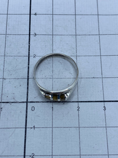Anillo de ojo de tigre en uso, talla 6, sobre fondo neutro