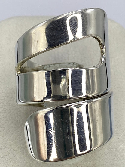 Detalle del corte de calado y el acabado pulido del anillo de plata