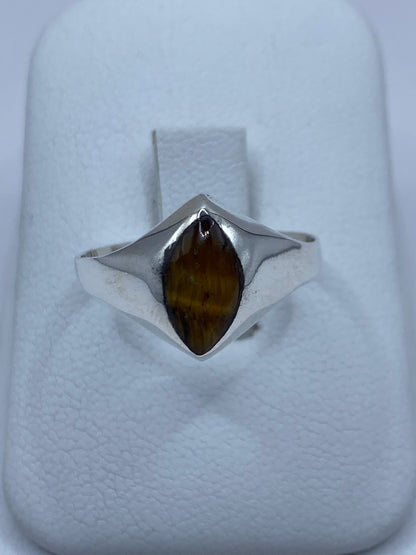 Anillo de plata 925 con Ojo de Tigre café engastada, visto de frente sobre fondo blanco