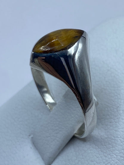 Anillo puesto en la mano, Ojo de Tigre brillando con su efecto de luz caracteristico