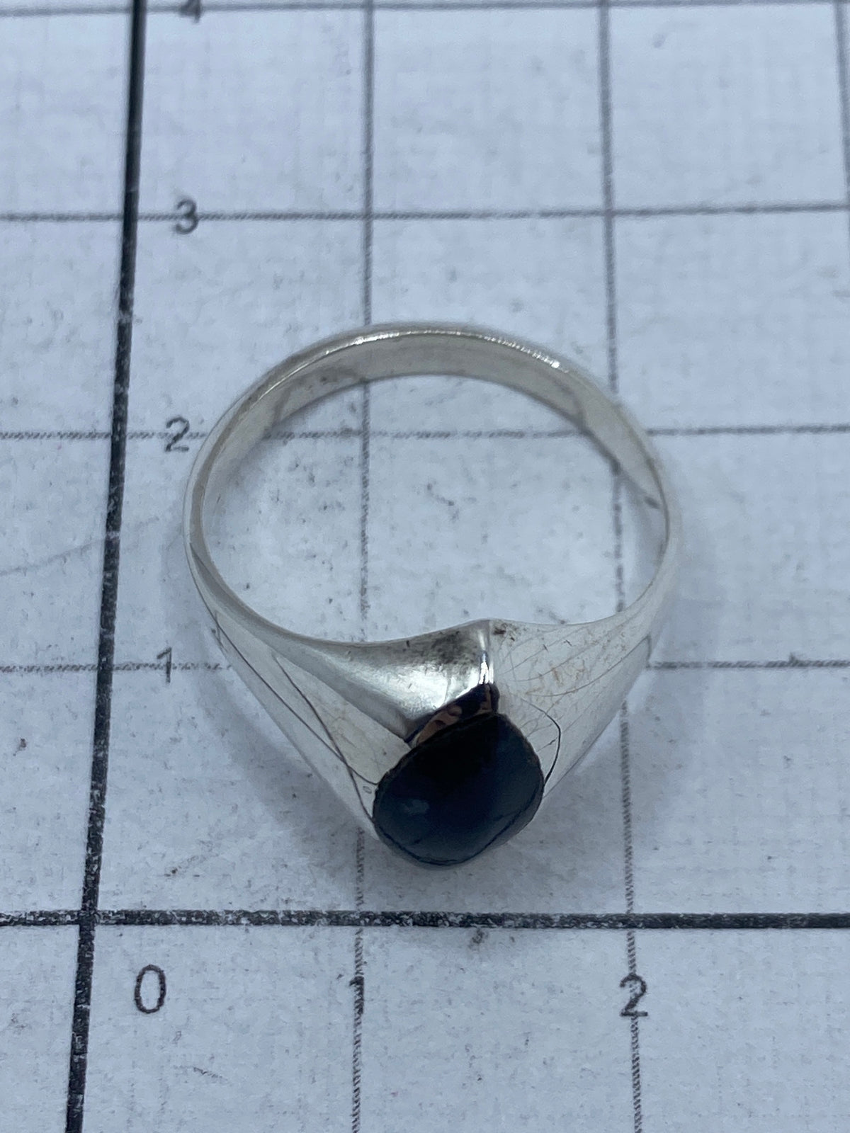 Anillo de plata minimalista en dedo, ajustando a la talla 7