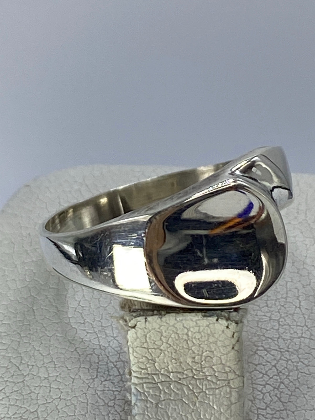 Anillo de plata 925 en la mano, mostrando el brillo a espejo