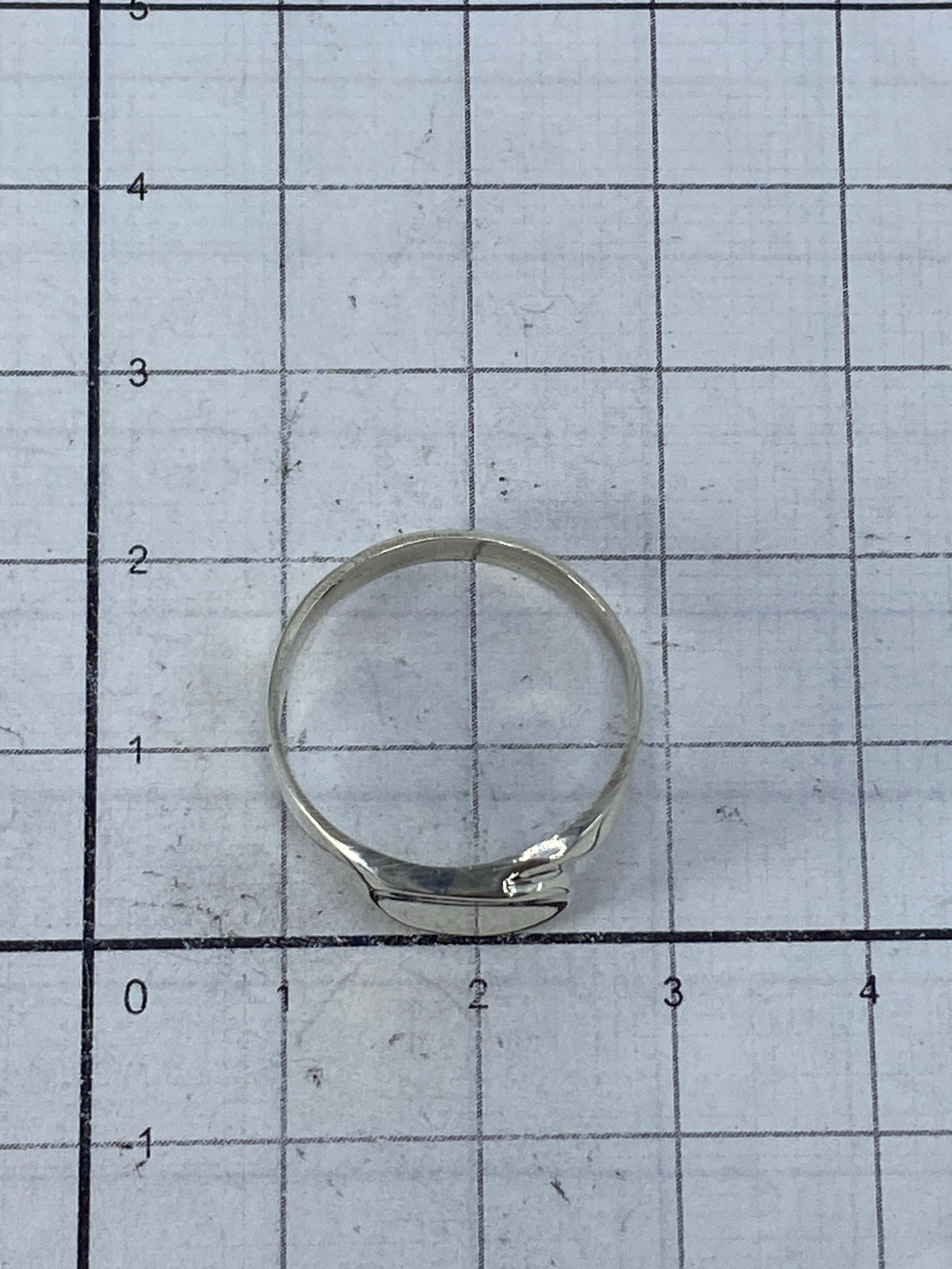 Anillo sobre fondo blanco con Quinto 925 visible