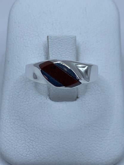 Anillo de plata 925 con piedra cafe incrustada, vista frontal en dedo
