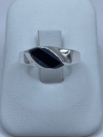 Anillo de plata 925 con ónix negro pulido, vista de frente en blanco