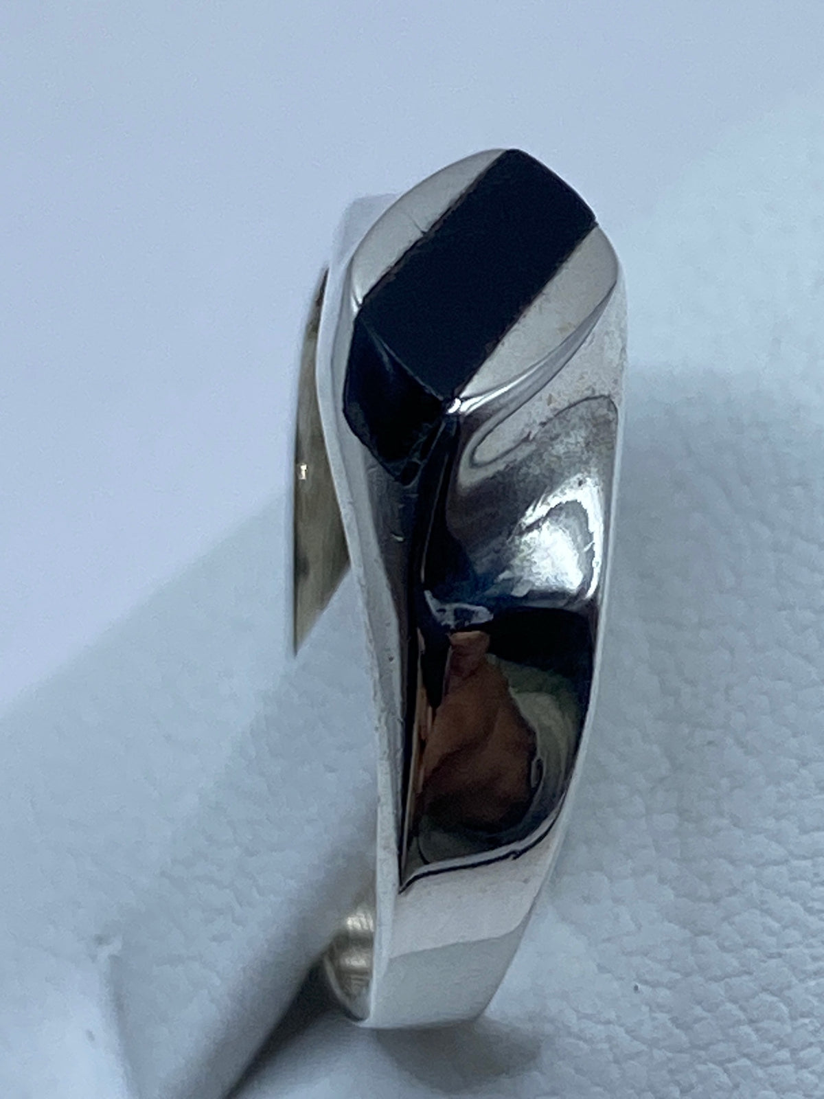 Anillo puesto en dedo, mostrando el tamaño real y el brillo del ónix