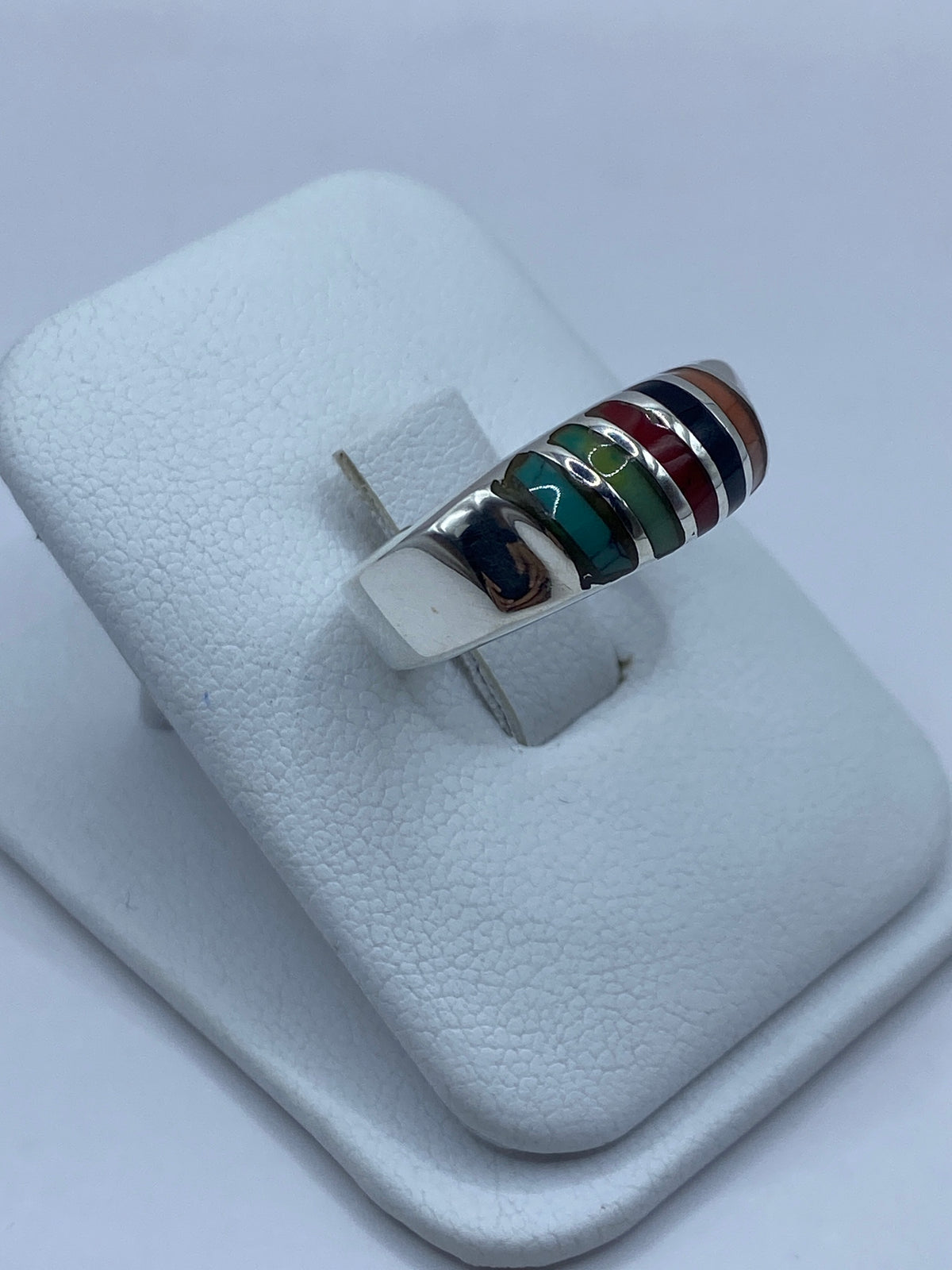 Vista lateral del anillo mostrando el engaste a mano y el Quinto 925 en el interior