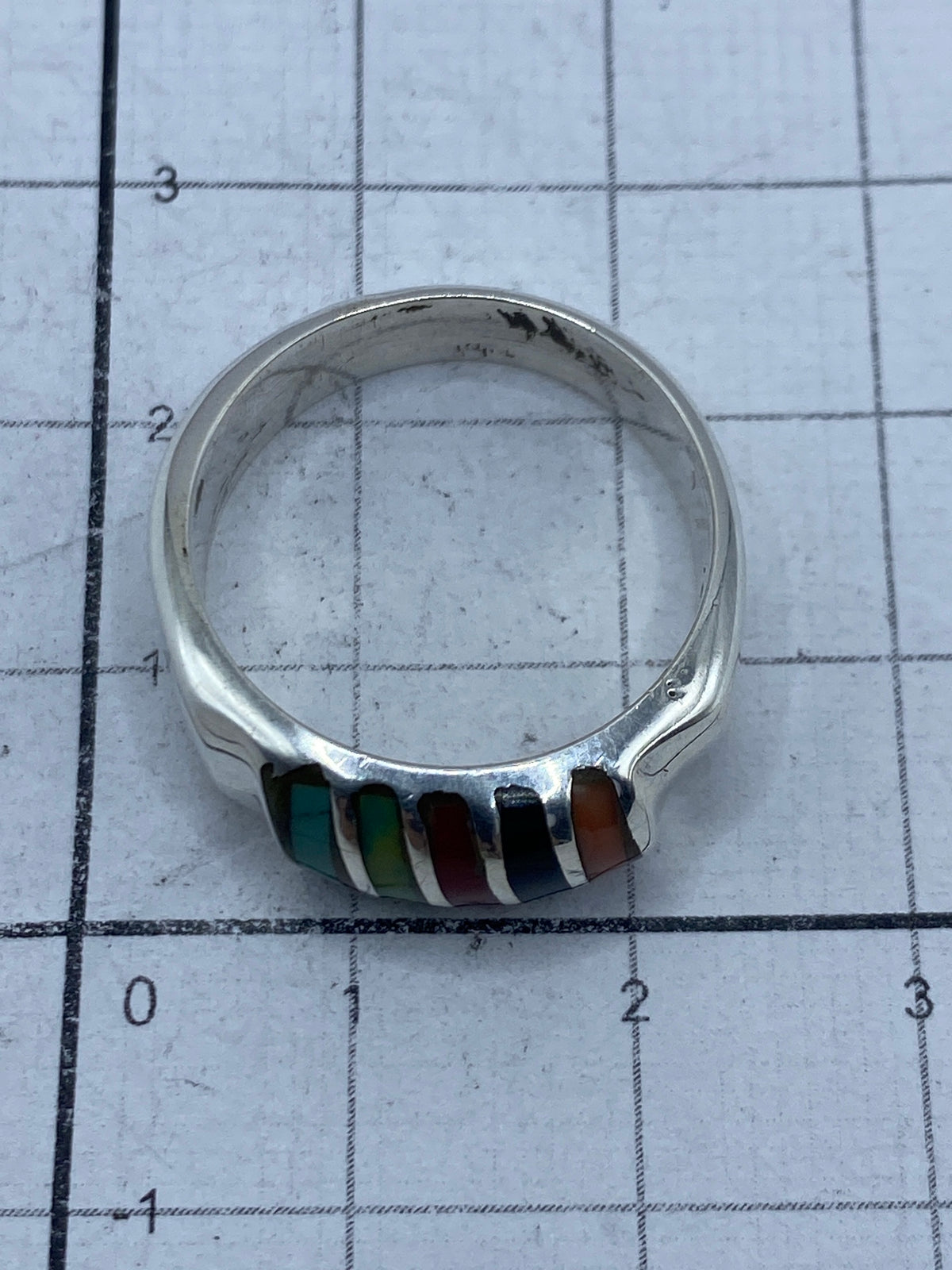 Anillo puesto en la mano mostrando cómo lucen las piedras juntas