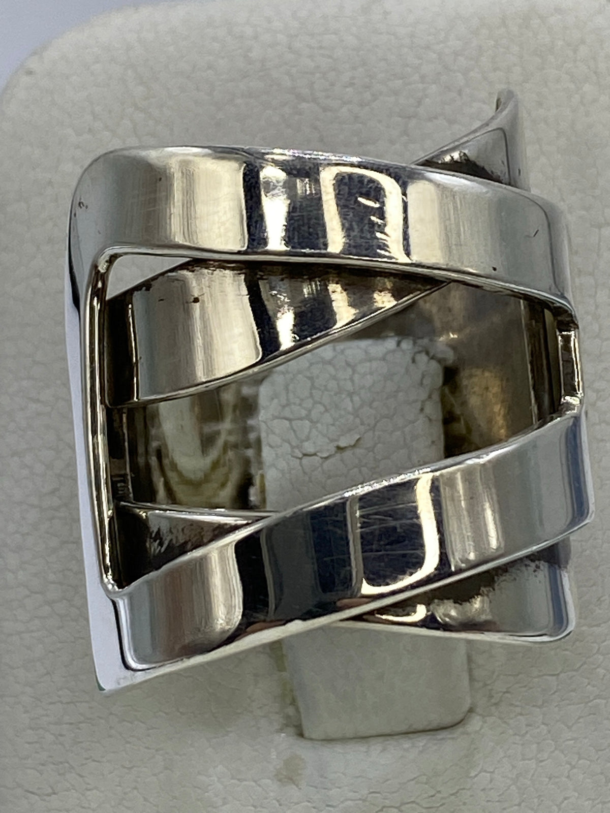 Anillo de plata cartoneado con diseño geométrico 3D, vista frontal
