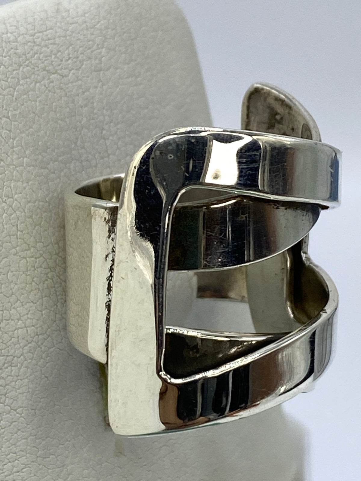 Anillo de plata 925 de Taxco con volumen cartoneado y luz espejo